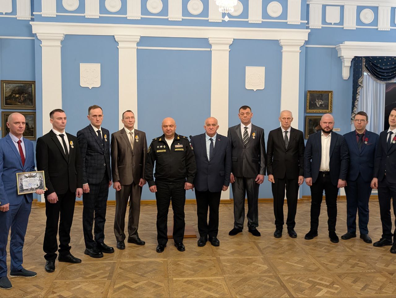Контр-адмирал ВМФ вручил государственные награды костромским судостроителям