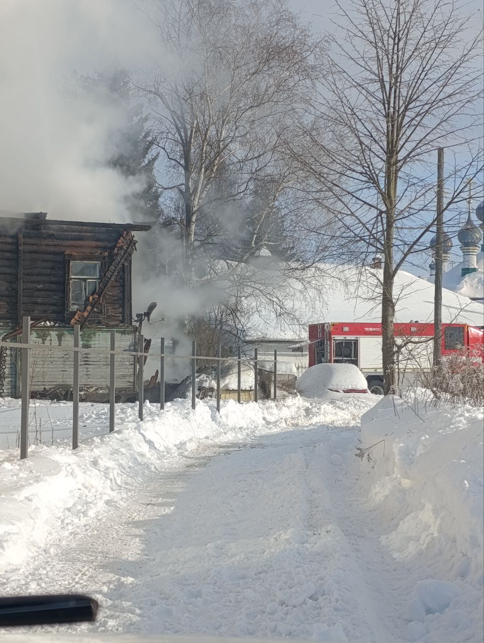 В деревне Стрельниково под Костромой полыхает частный дом