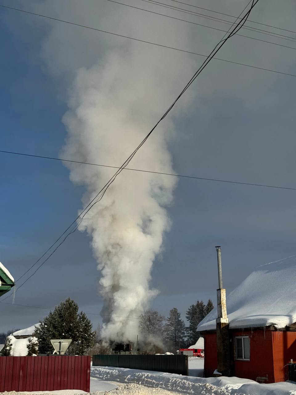 В деревне Стрельниково под Костромой полыхает частный дом