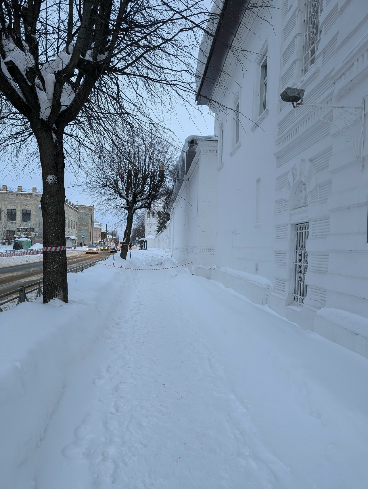Смертельный аттракцион у стен монастыря: костромичи рискуют жизнью на улице Симановского