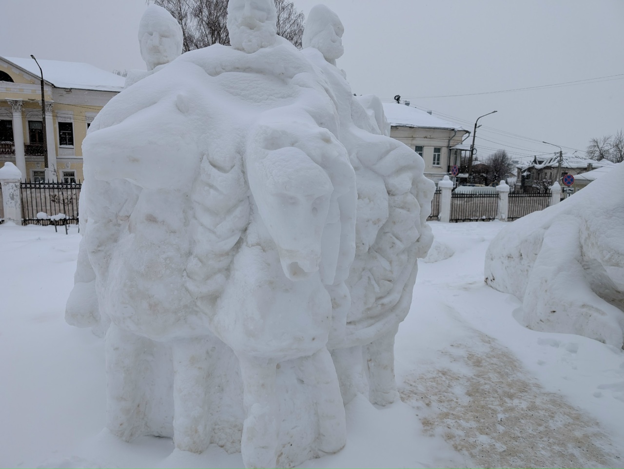 Снегурочка без лица и Змей Горыныч без головы: костромичи «подправили» скульптуры в Центральном парке