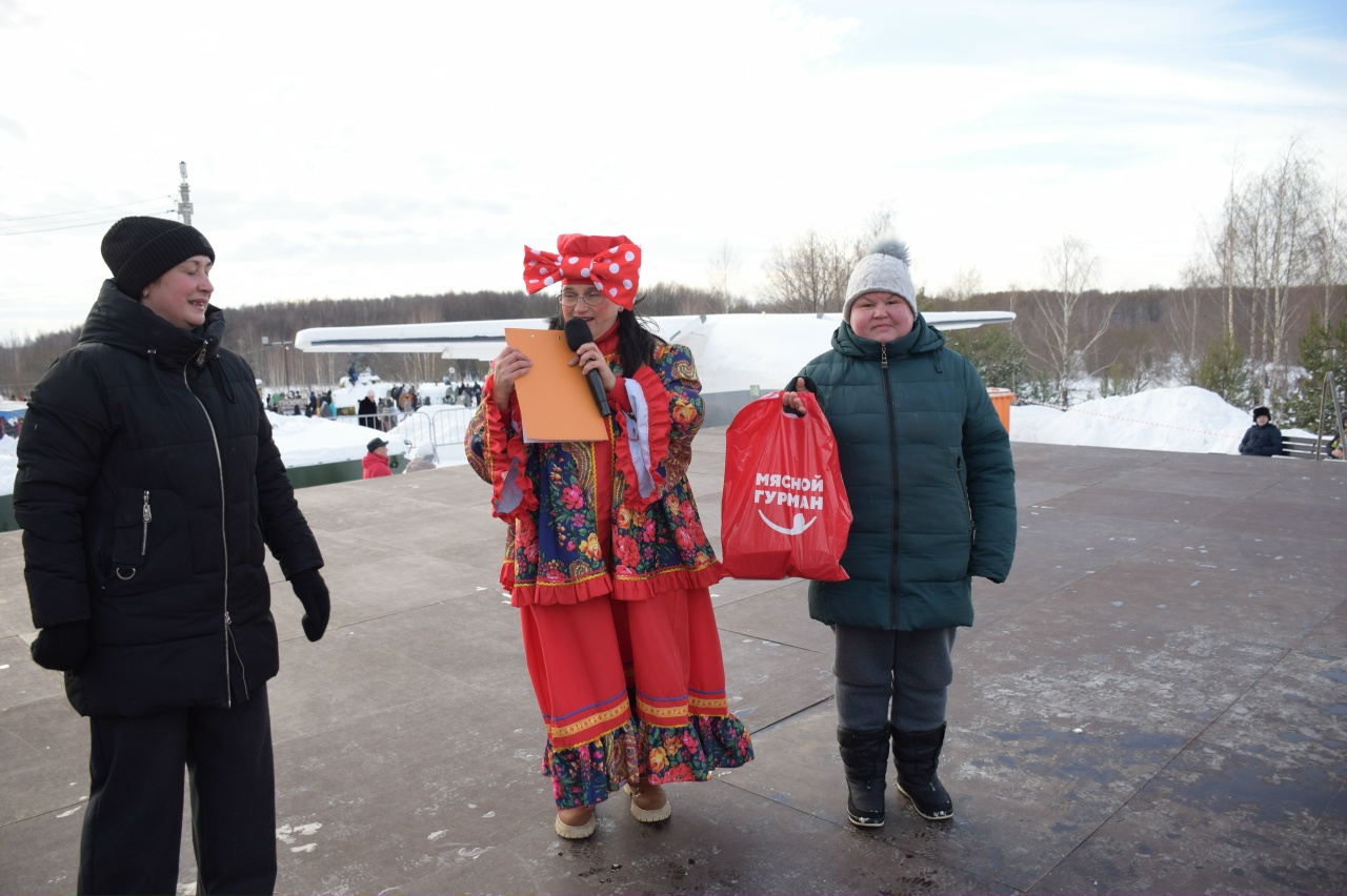 Блины, призы и сжигание чучела: в костромских парках с размахом отметили Масленицу