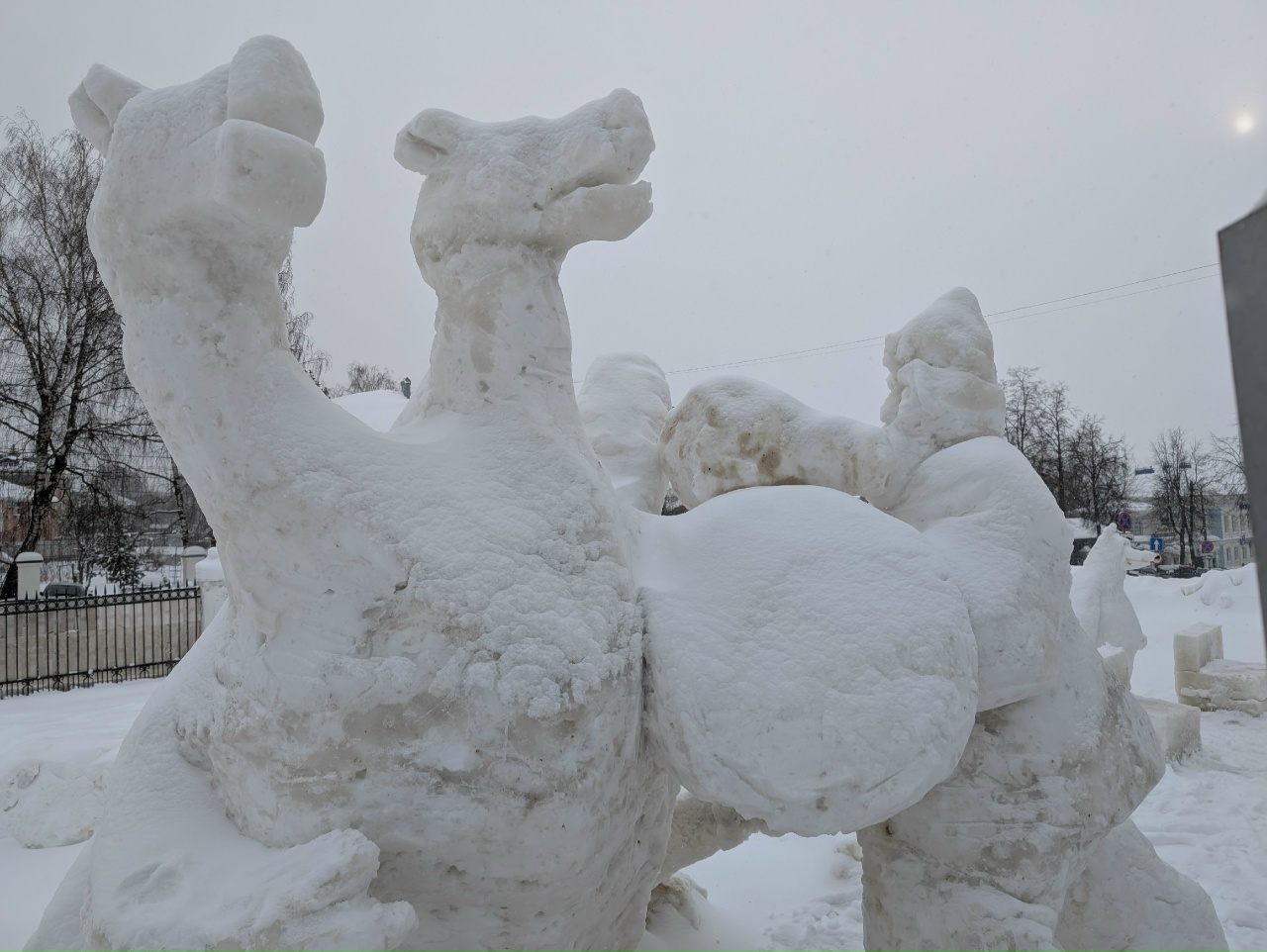 Снегурочка без лица и Змей Горыныч без головы: костромичи «подправили» скульптуры в Центральном парке