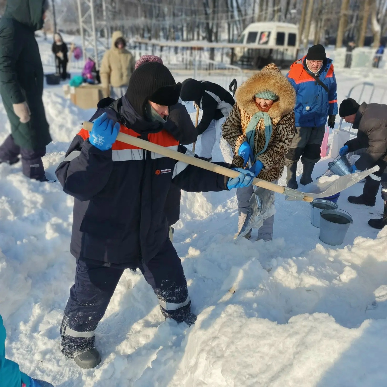 В Костроме слепили из снега гигантского медведя в шапке-ушанке