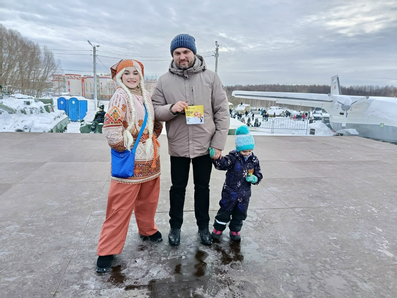 Блины, призы и сжигание чучела: в костромских парках с размахом отметили Масленицу