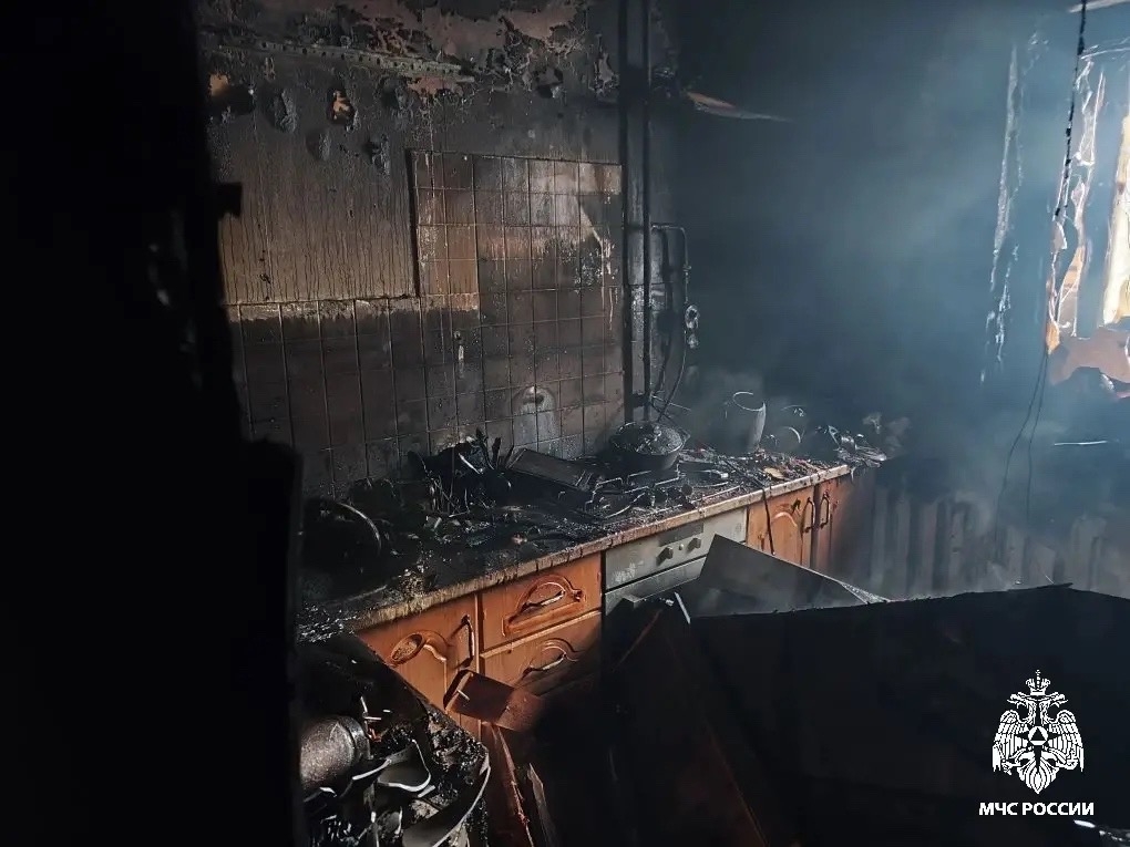 В Костроме случайные прохожие спасли девочку-подростка из горящей квартиры