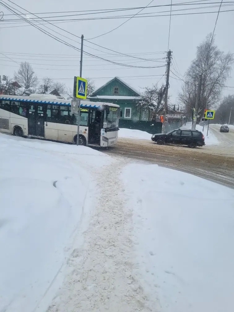 На улице Сутырина в Костроме два автомобиля заблокировали движение автобусов