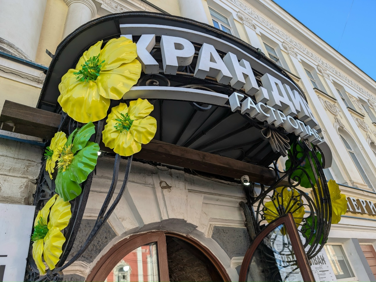 Вместо цветов - еловые ветки: костромской бизнес все еще ждет Деда Мороза