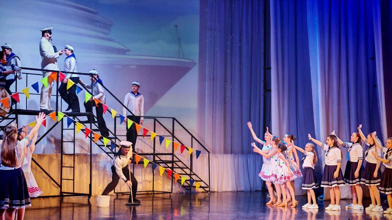 В Костроме поздравили матерей и жен участников СВО на большом концерте