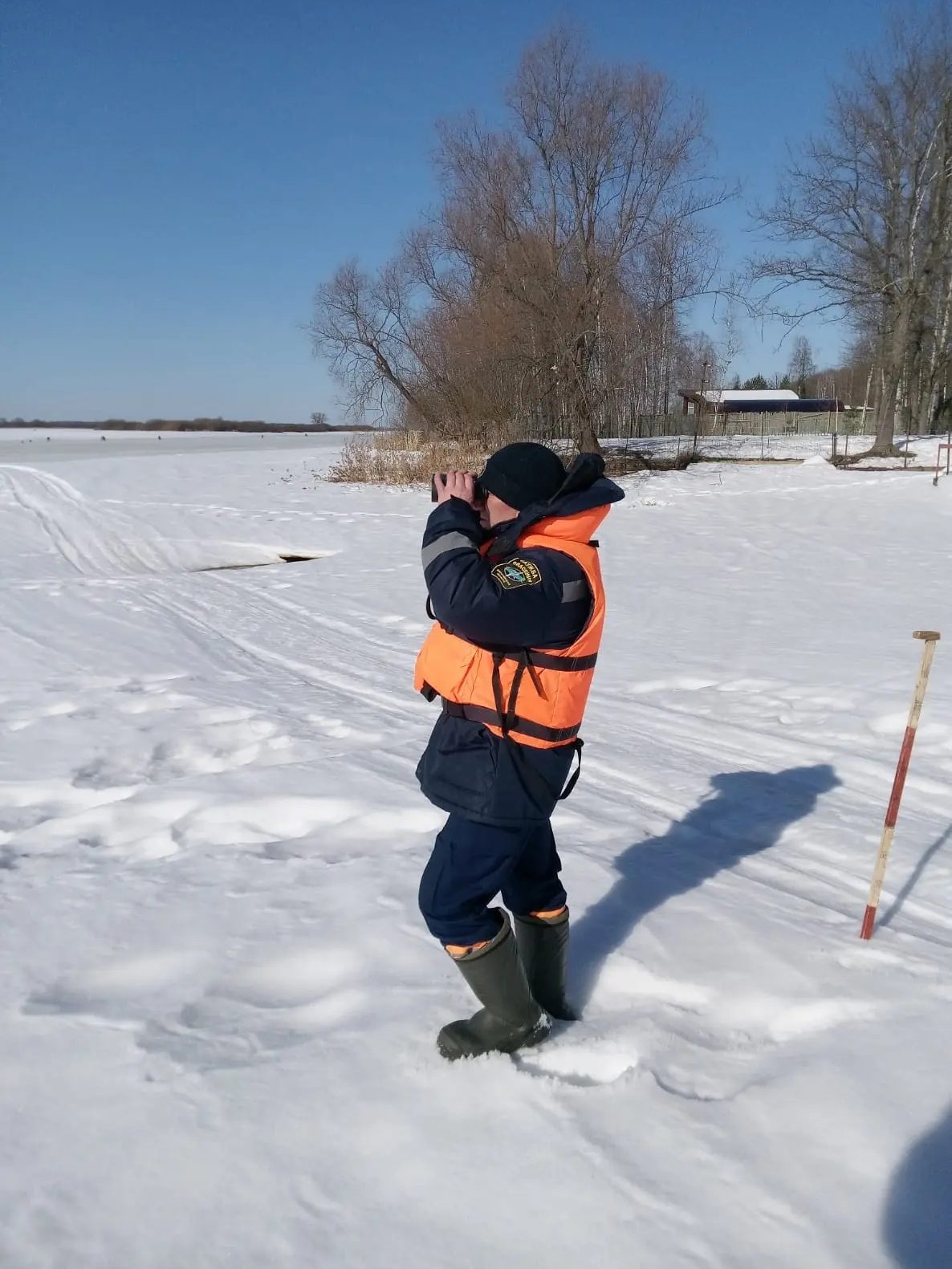 В Костроме подросток провалился под лед Волги во время опасной прогулки