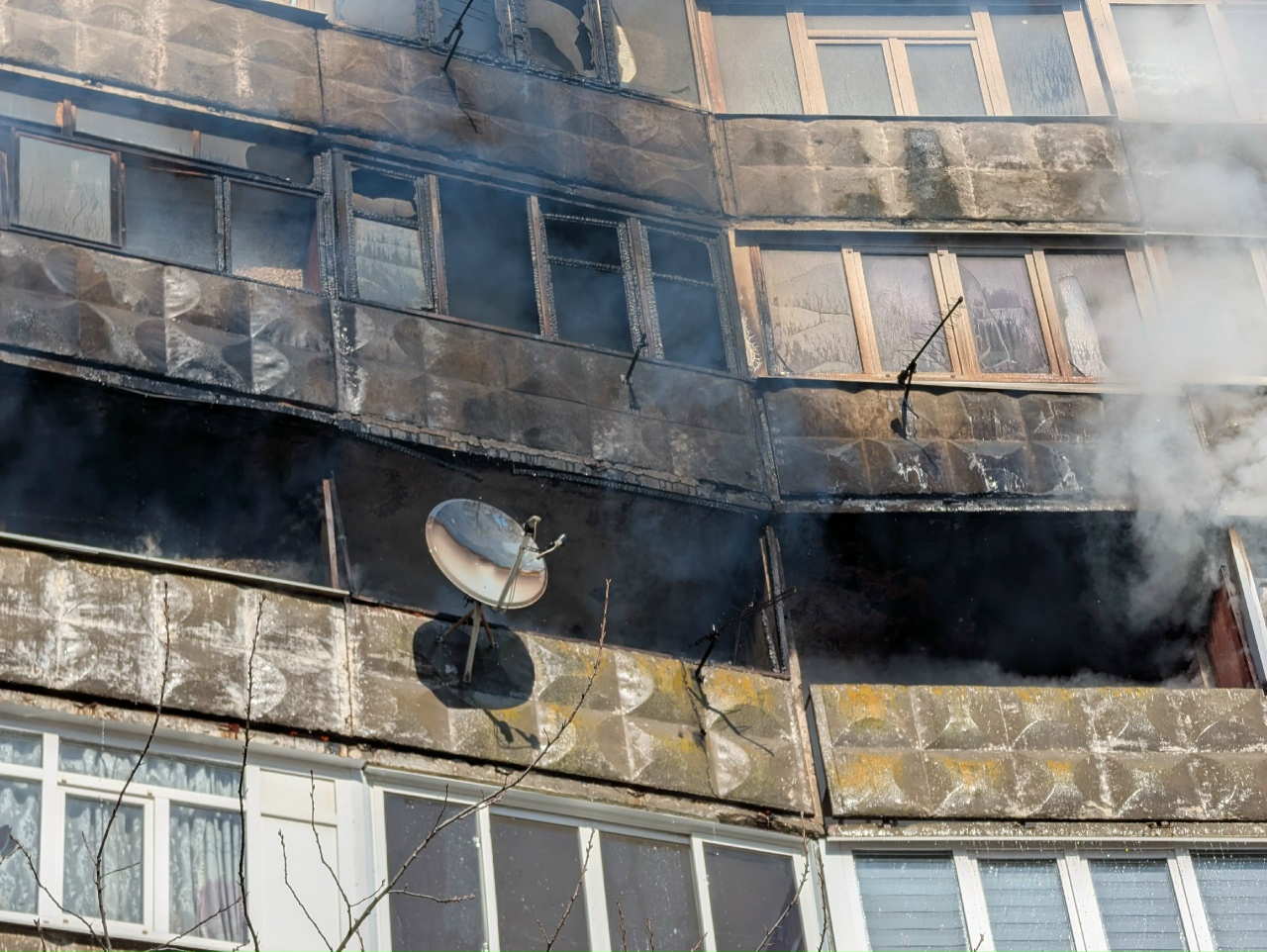 Два человека пострадали при пожаре в Костроме: горит квартира в девятиэтажке на улице Задорина