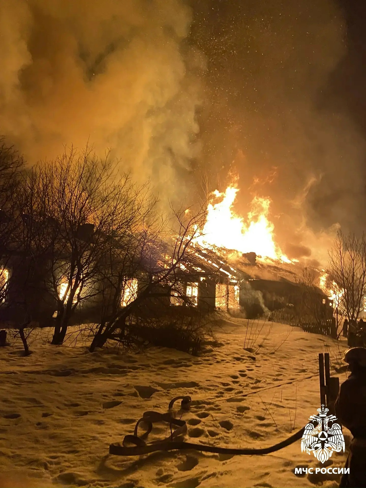 Столбы пламени до неба: в Шарье всю ночь тушили сильнейший пожар