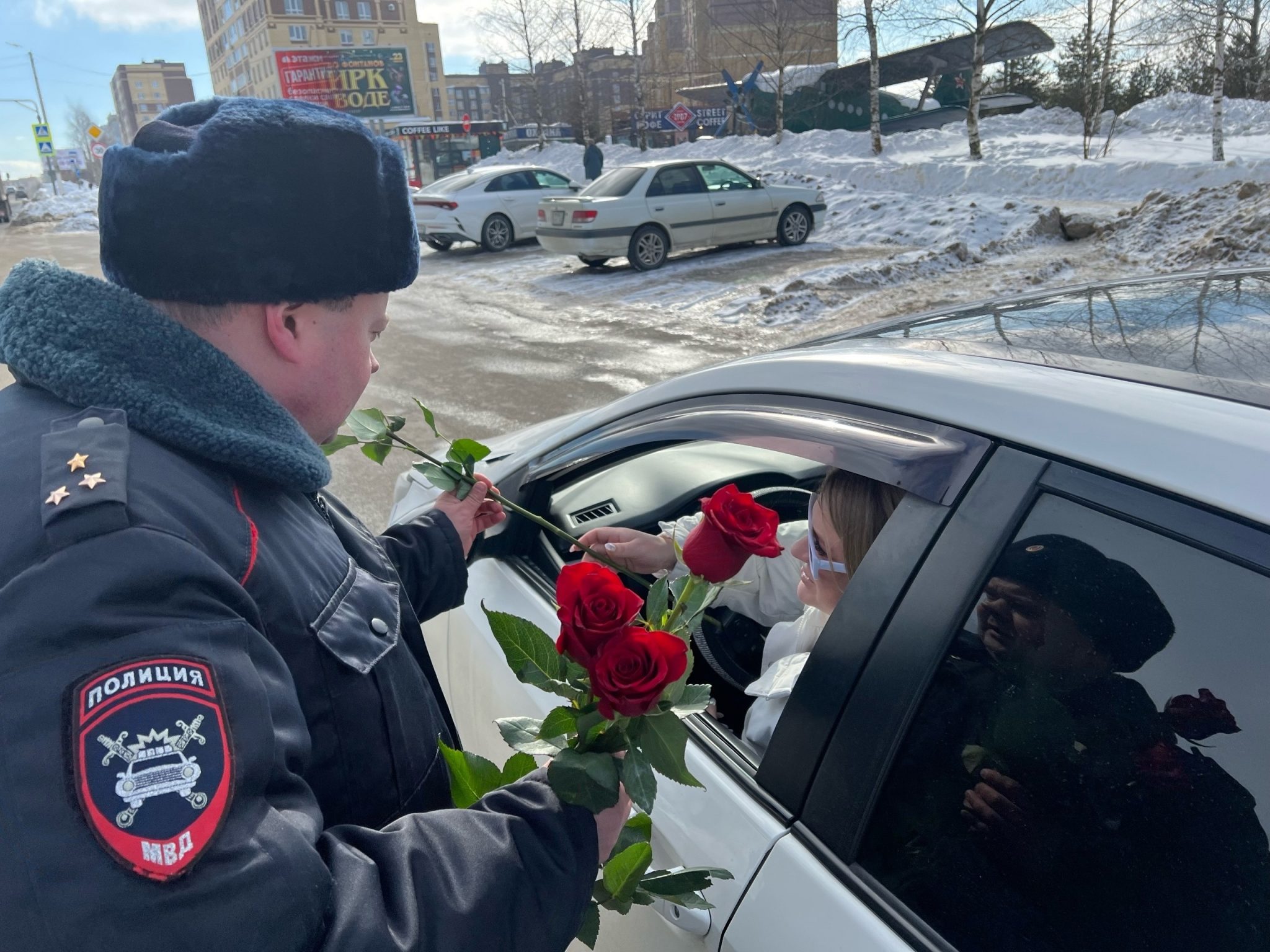 В Костроме автоинспекторы поздравили женщин-водителей весенними цветами