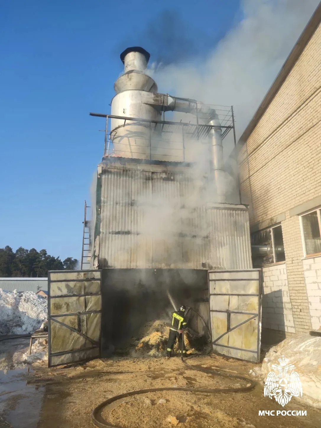 В костромском поселке из-за короткого замыкания сгорел промышленный цех