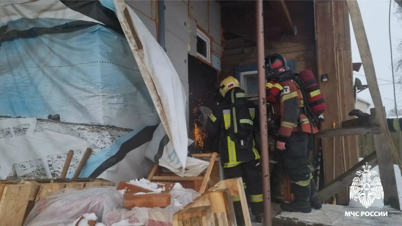 В костромском Давыдовском полыхает частный дом