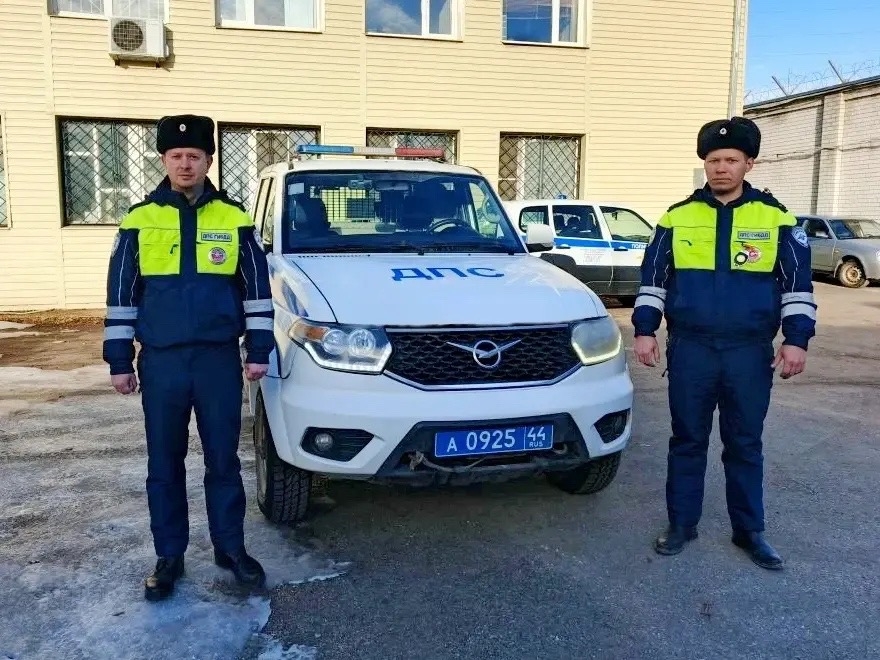 Костромские автоинспекторы спасли пассажирку на федеральной трассе в Островском районе