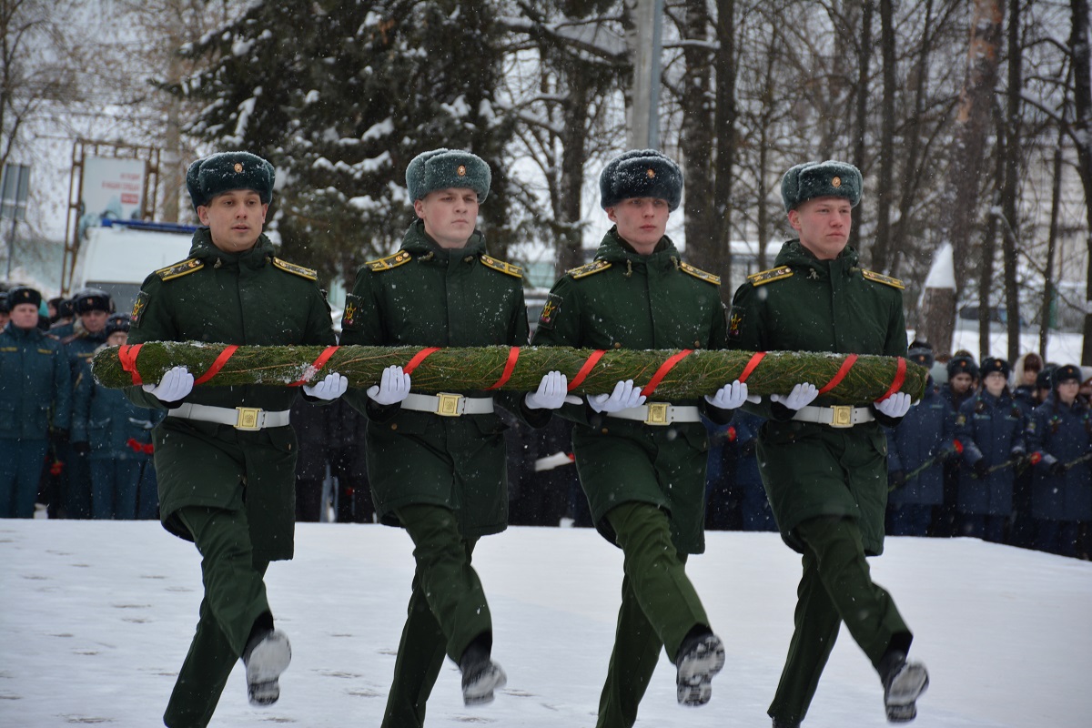 В Костроме почтили память защитников Родины у Вечного огня