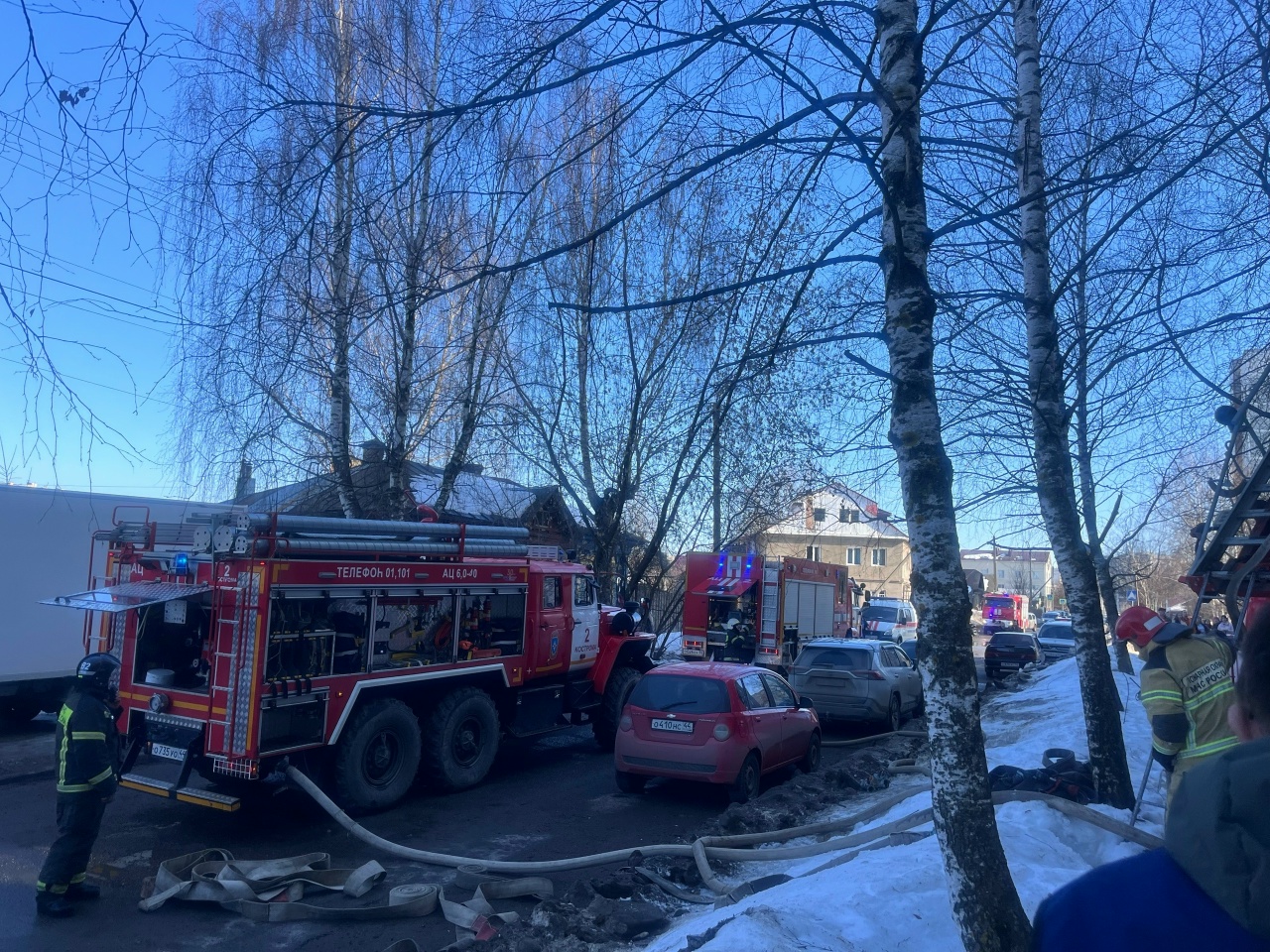 Два человека пострадали при пожаре в Костроме: горит квартира в девятиэтажке на улице Задорина