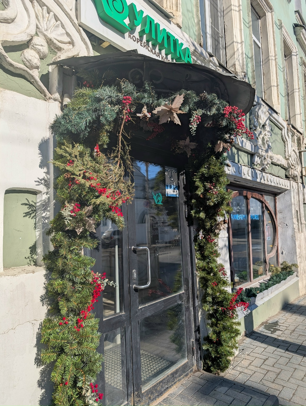 Вместо цветов - еловые ветки: костромской бизнес все еще ждет Деда Мороза