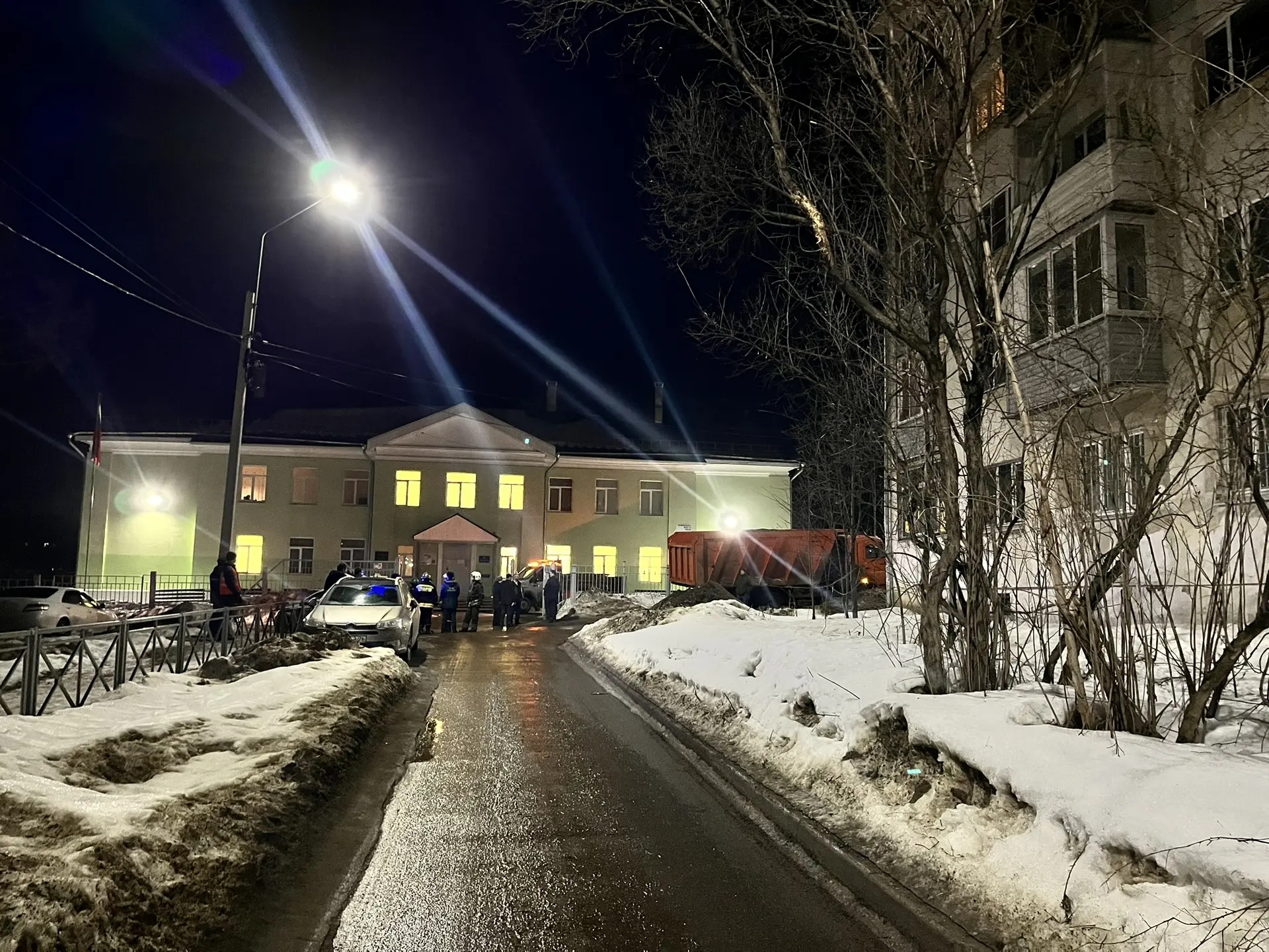 Обломки БПЛА в 28-й школе Костромы: что известно к этому часу