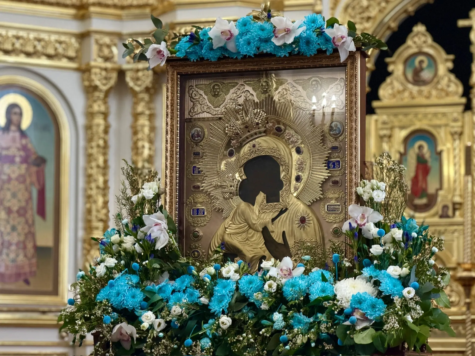 Сергей Ситников вместе с костромичами помолился у главной святыни Костромской области