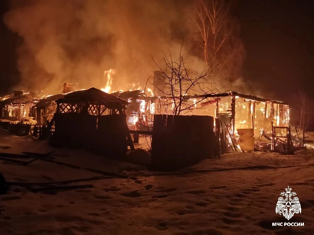 Столбы пламени до неба: в Шарье всю ночь тушили сильнейший пожар