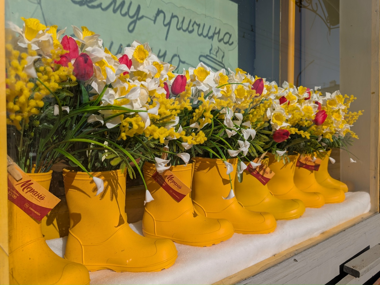 Вместо цветов - еловые ветки: костромской бизнес все еще ждет Деда Мороза