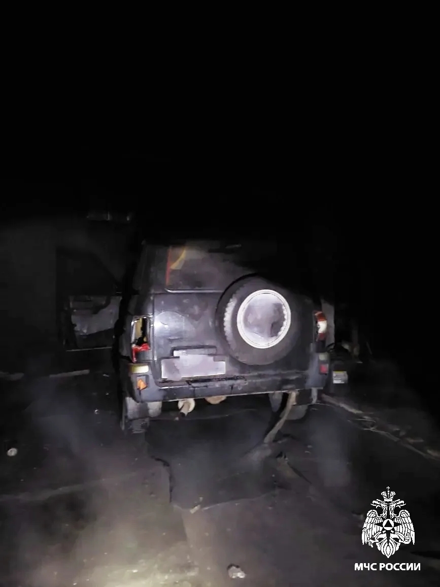 В костромской деревне сгорел гараж с УАЗиком внутри