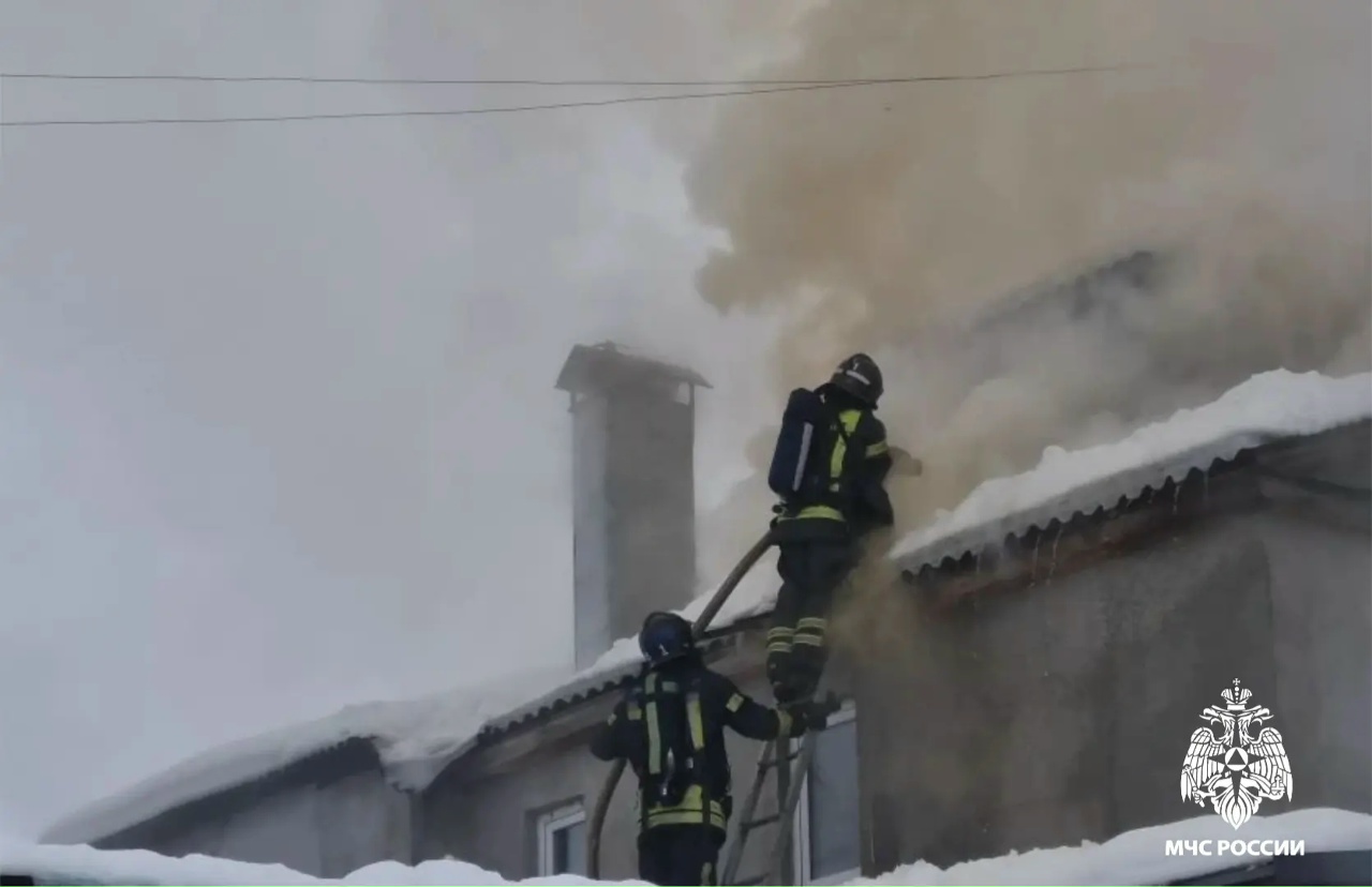 В костромском Давыдовском полыхает частный дом