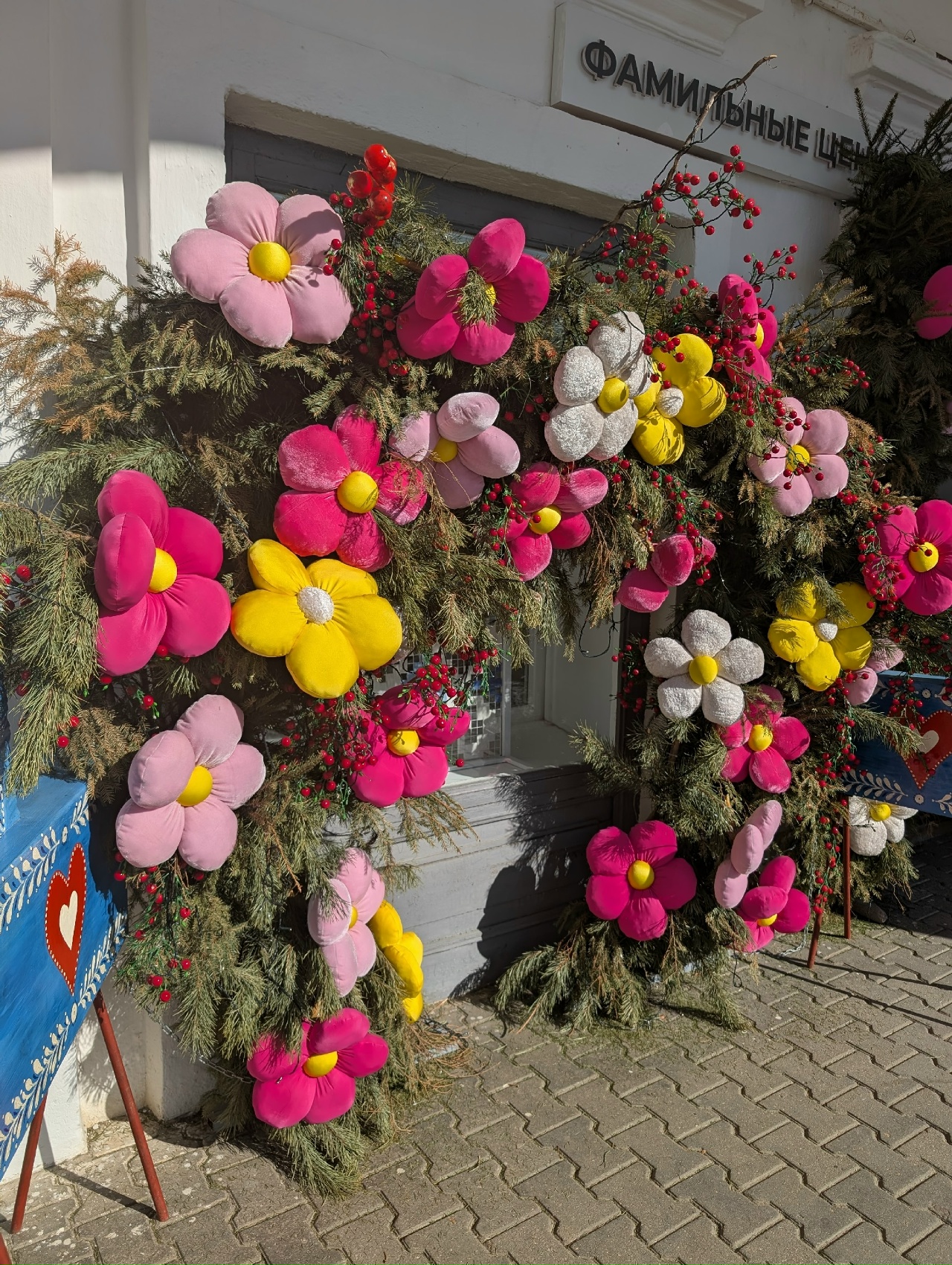 Вместо цветов - еловые ветки: костромской бизнес все еще ждет Деда Мороза