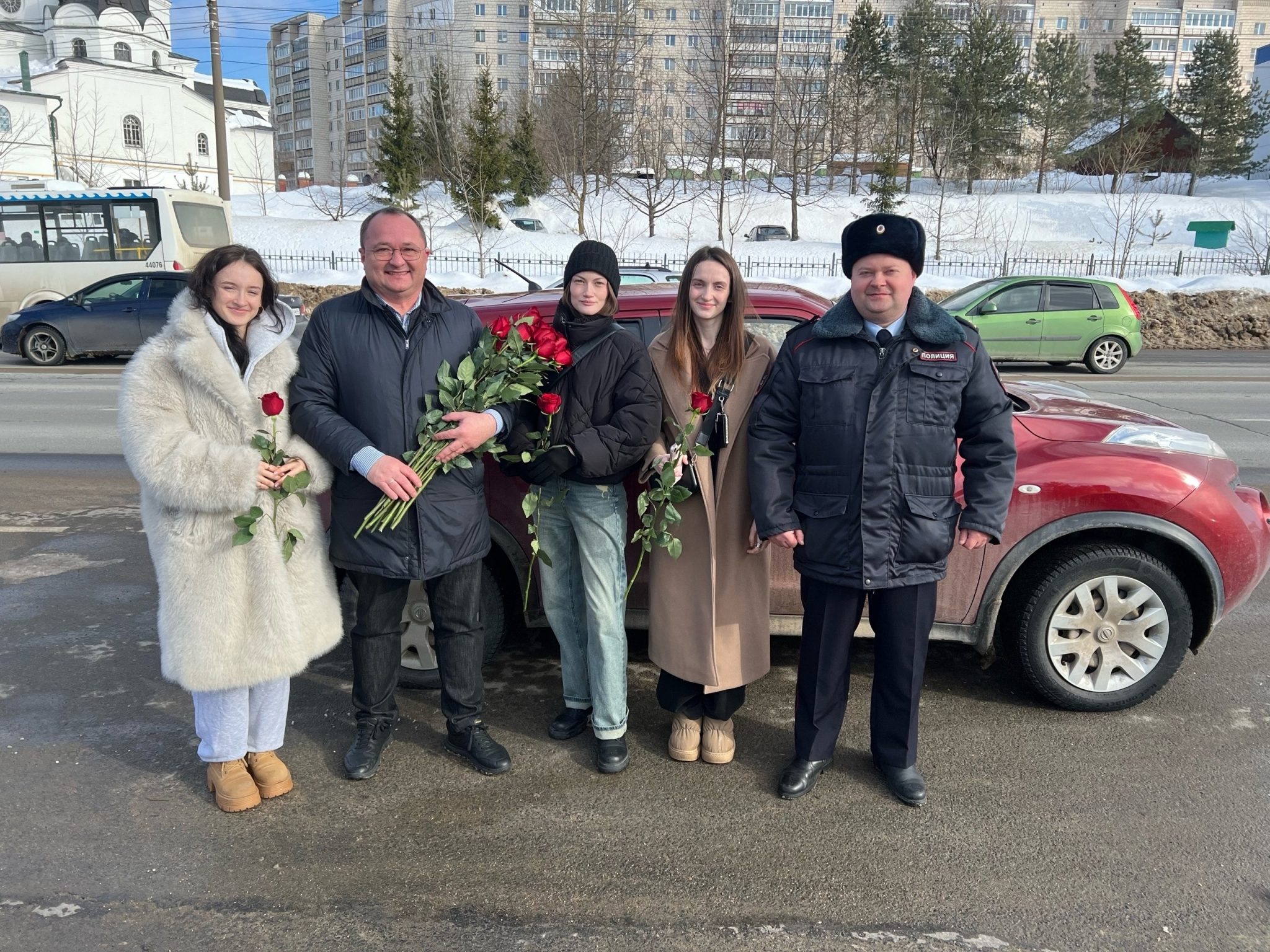 В Костроме автоинспекторы поздравили женщин-водителей весенними цветами