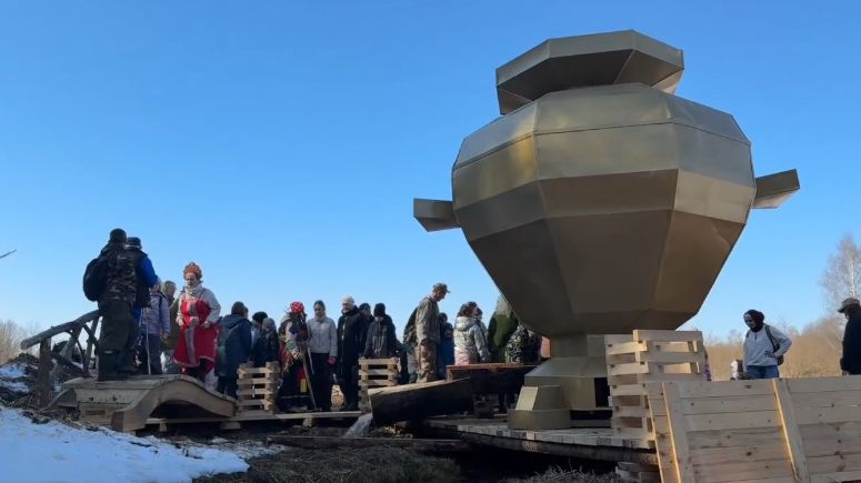 В костромских лесах «вырос» гигантский трехметровый самовар