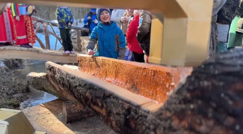 В костромских лесах «вырос» гигантский трехметровый самовар