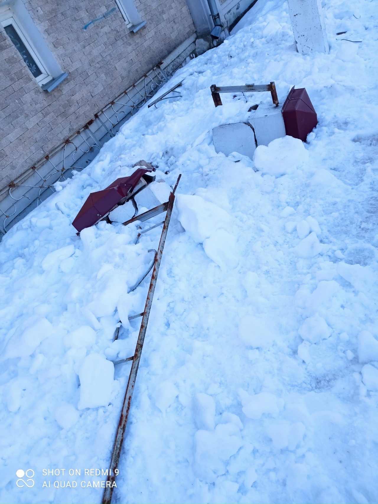 В центре Костромы глыбы снега рухнули с крыши дома вместе с бетонными столбиками