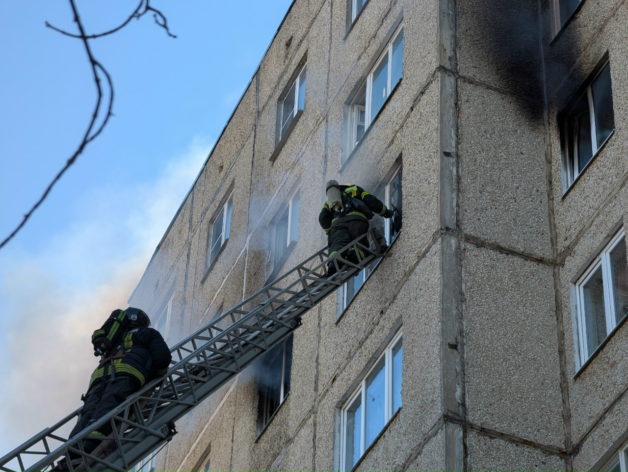 Два человека пострадали при пожаре в Костроме: горит квартира в девятиэтажке на улице Задорина