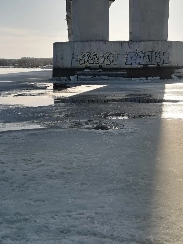 В Костроме подросток провалился под лед Волги во время опасной прогулки