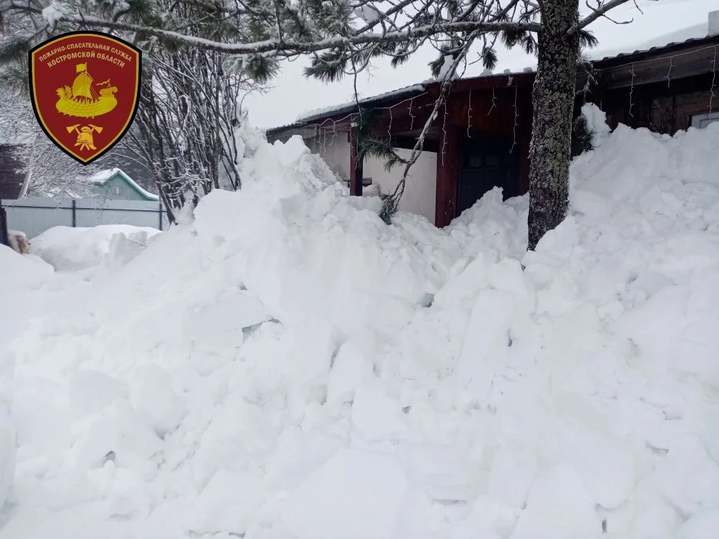 В Костромской области спасатели вызволили пенсионерку из снежного плена