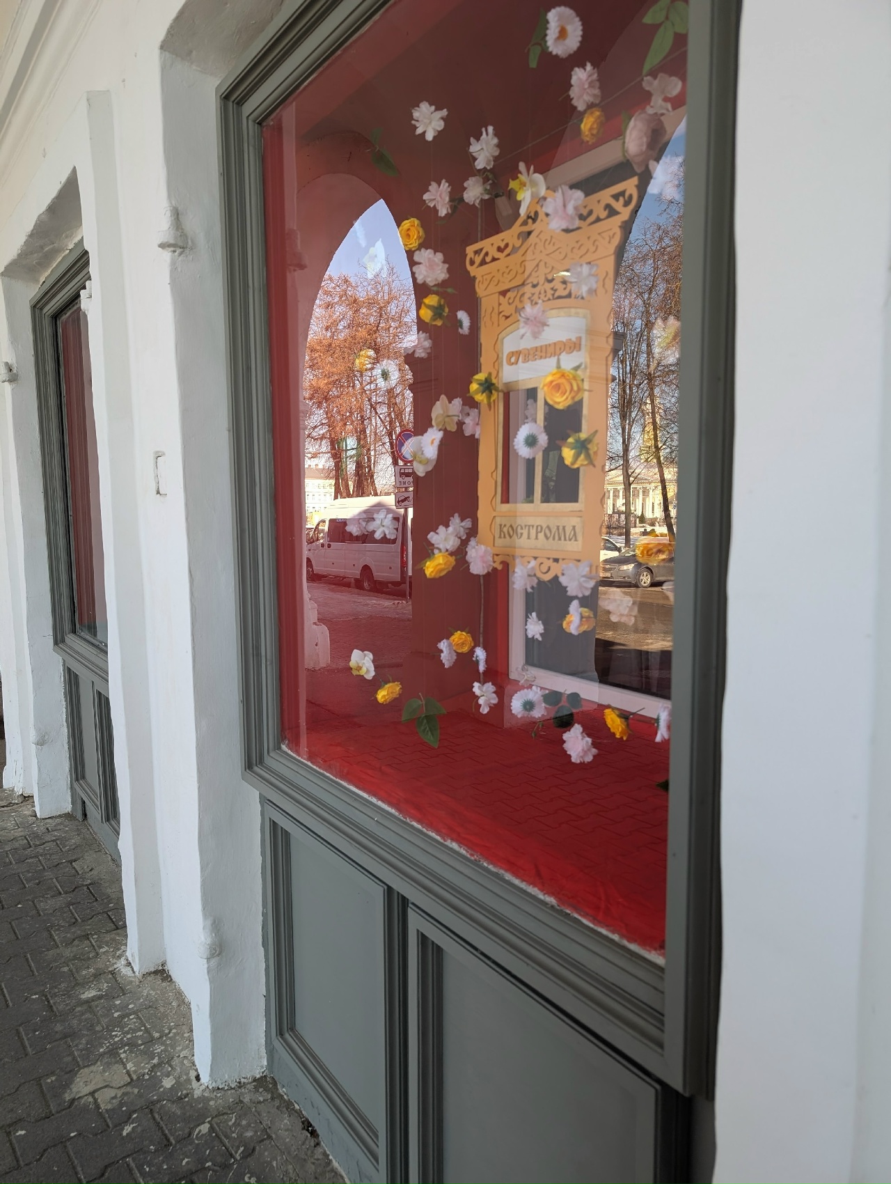 Вместо цветов - еловые ветки: костромской бизнес все еще ждет Деда Мороза