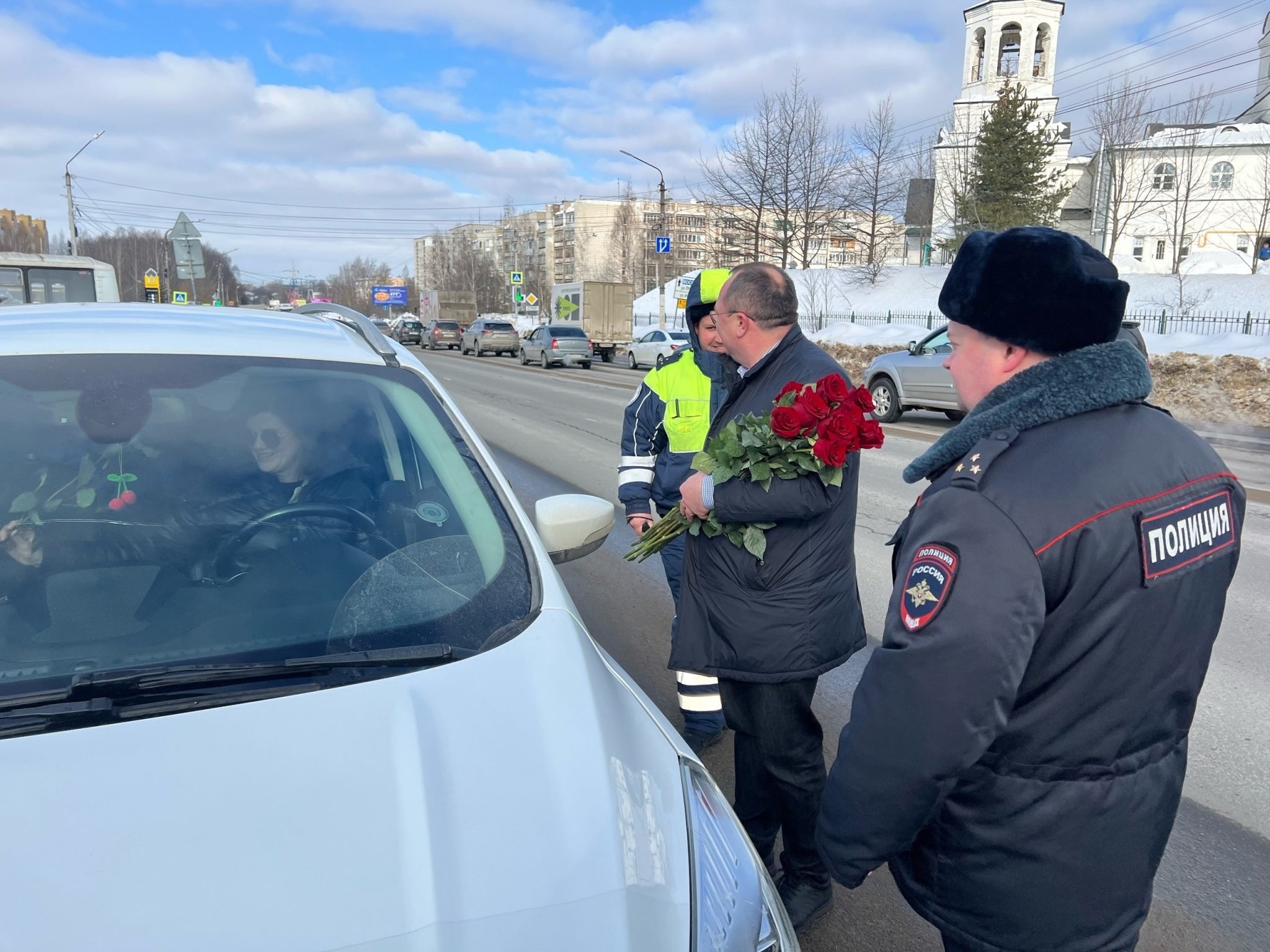 В Костроме автоинспекторы поздравили женщин-водителей весенними цветами