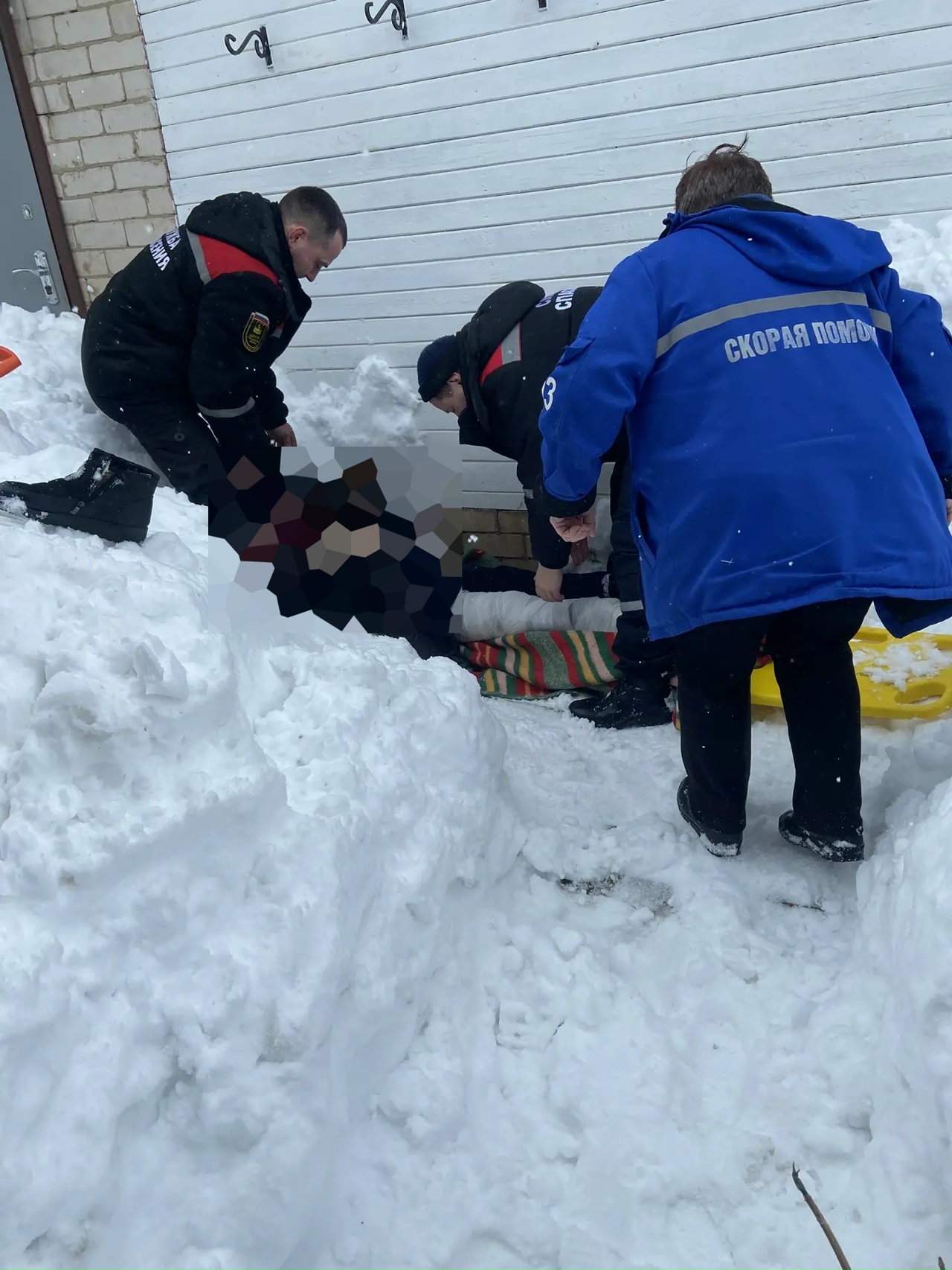 В Костроме пенсионерка серьезно травмировала ногу под завалом снега с крыши