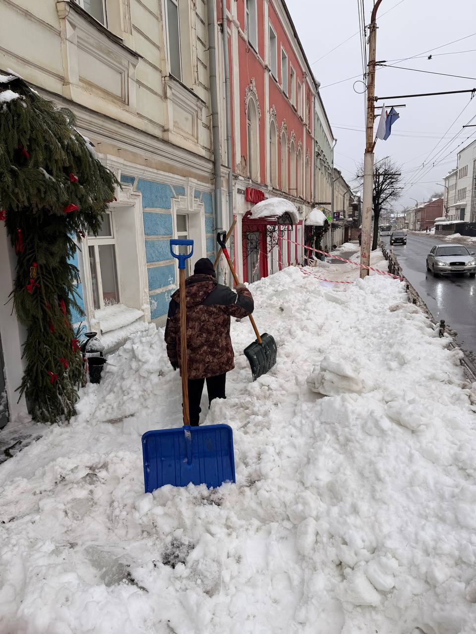 На Советской снежная масса заблокировала проход пешеходам