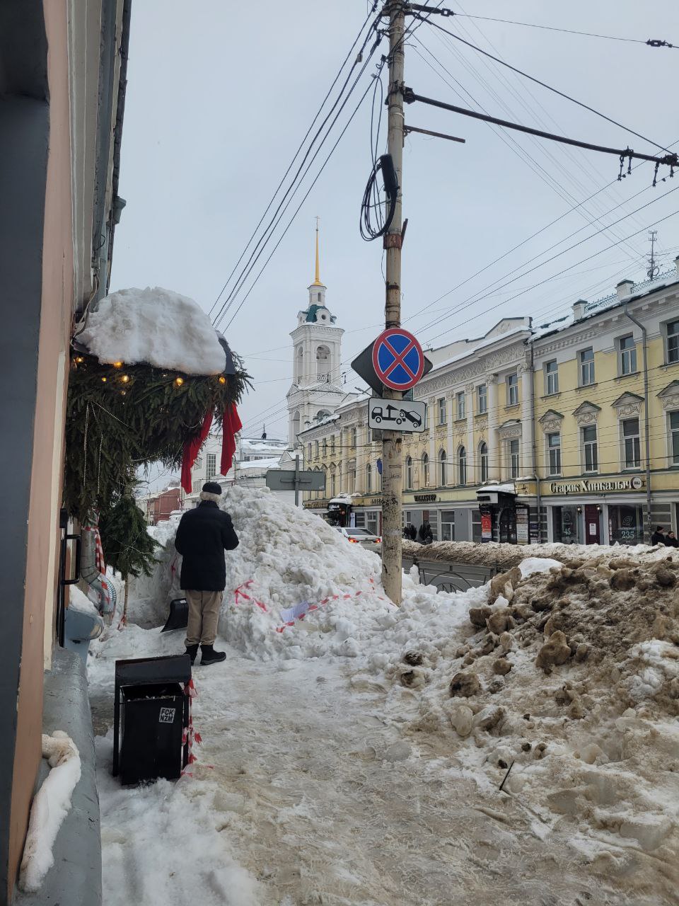На Советской снежная масса заблокировала проход пешеходам