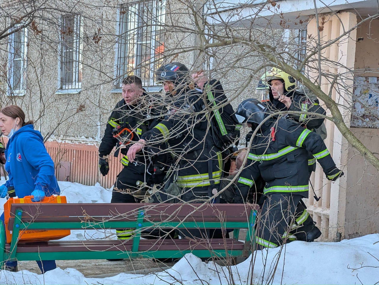 Два человека пострадали при пожаре в Костроме: горит квартира в девятиэтажке на улице Задорина