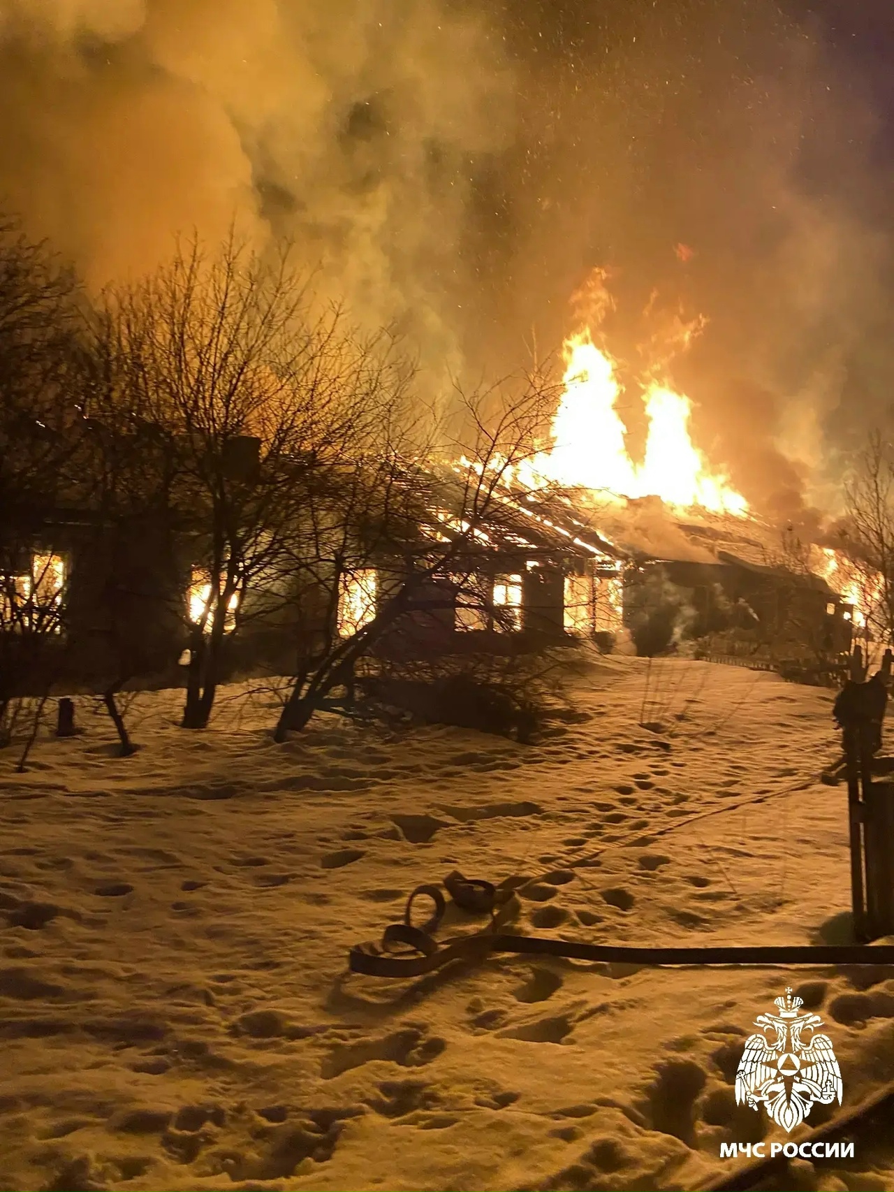 Столбы пламени до неба: в Шарье всю ночь тушили сильнейший пожар