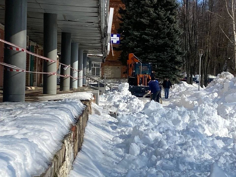 В Красном-на-Волге снежная глыба проломила крышу больничного крыльца