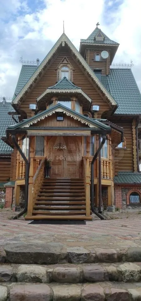 Замок в английском стиле и бревенчатая изба: найдены самые дорогие дома в Костромской области