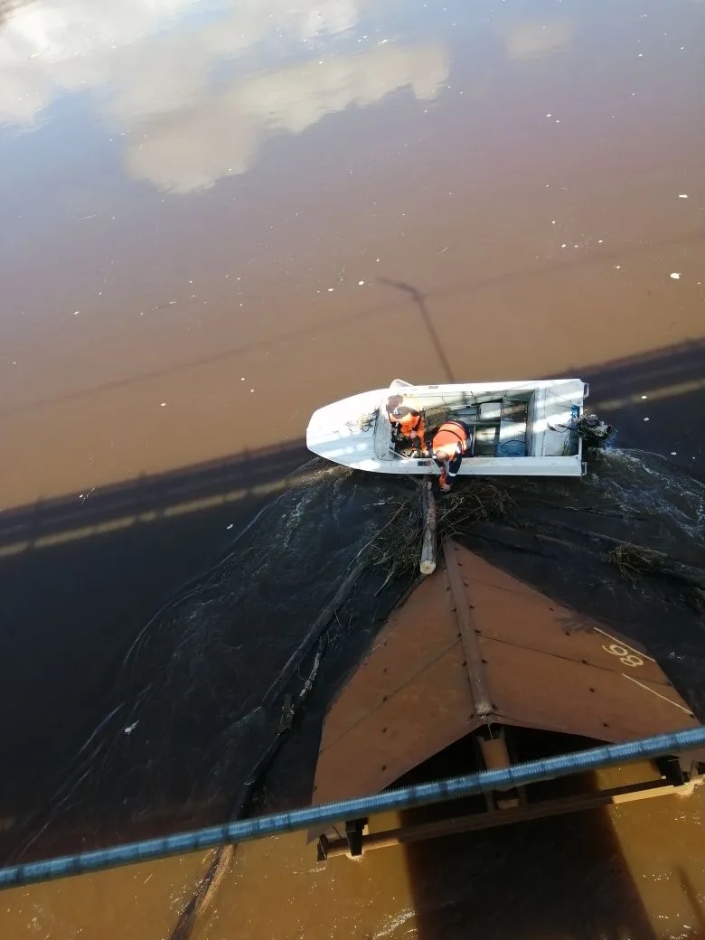 В Костромской области почистили стратегически важный мост