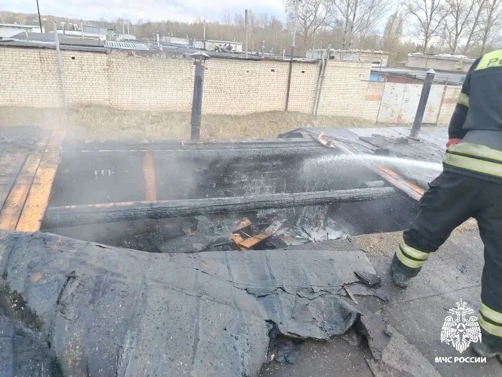 Три гаража пострадали при пожаре на улице Юбилейной в Костроме