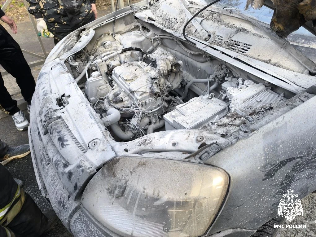 В Костромской области сгорел дом и вспыхнула на ходу машина