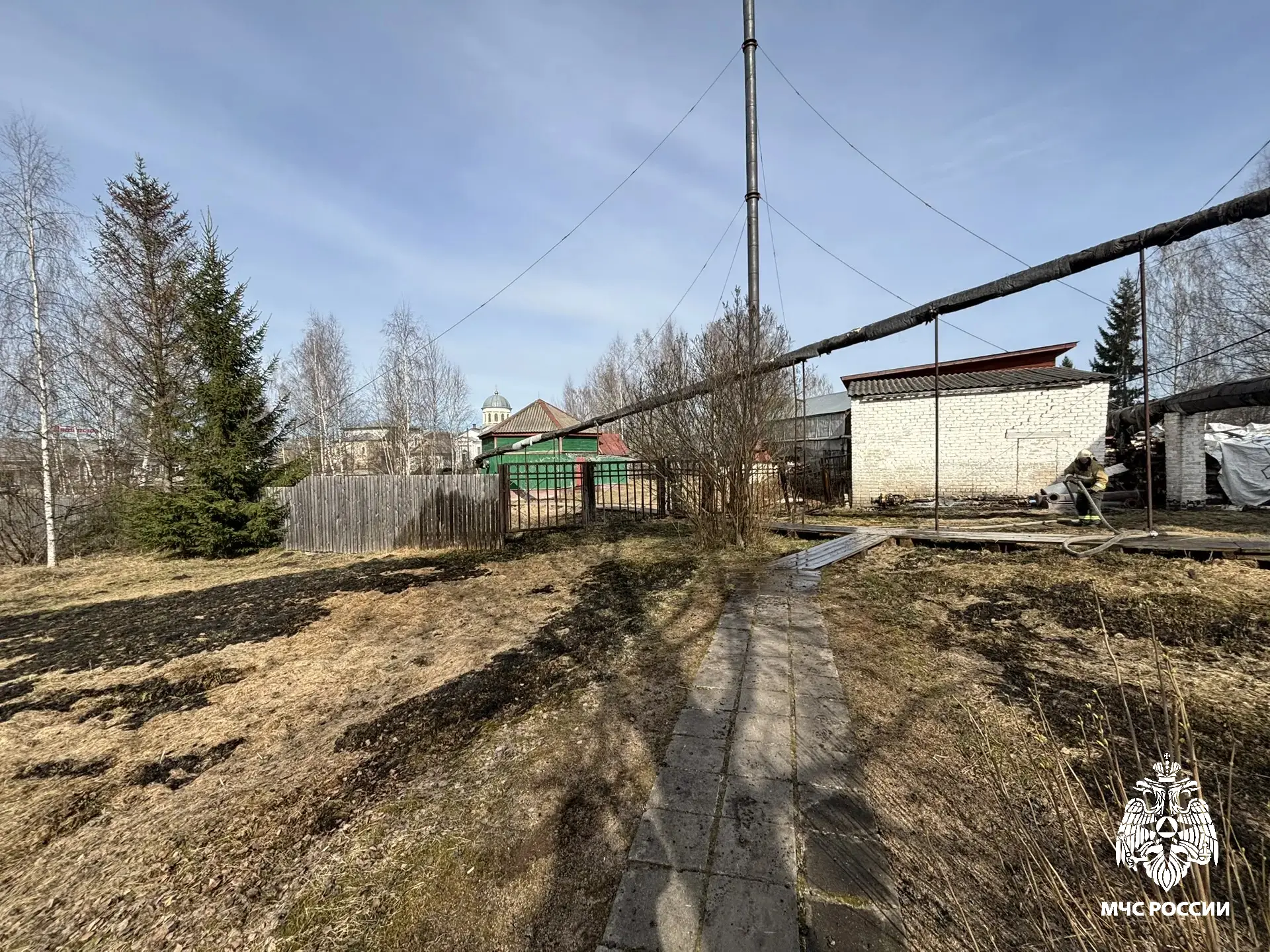 Горящая трава чуть не уничтожила знаменитый санаторий в Солигаличе